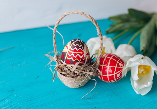 Uova di Pasqua e tulipani