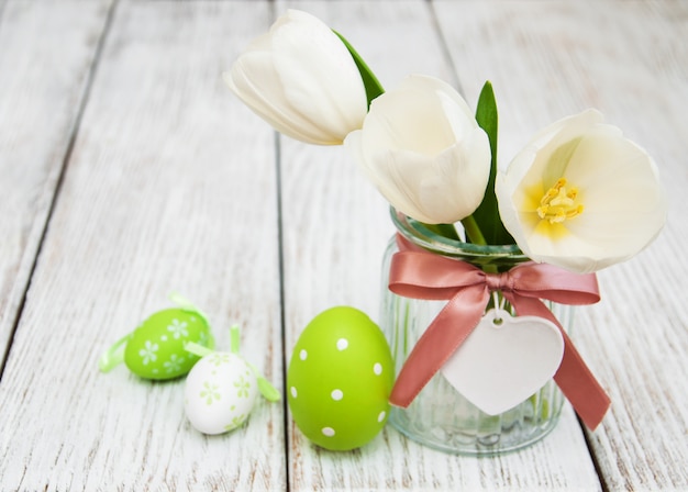 Uova di Pasqua e tulipani