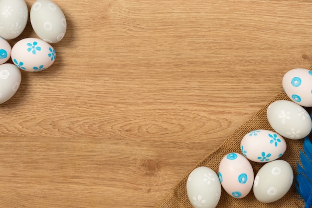 uova di Pasqua fatte a mano su fondo in legno