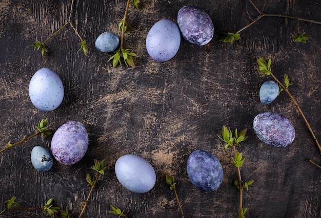 Uova di Pasqua festive in colore viola e blu