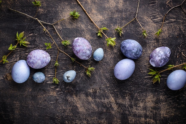 Uova di Pasqua festive in colore viola e blu