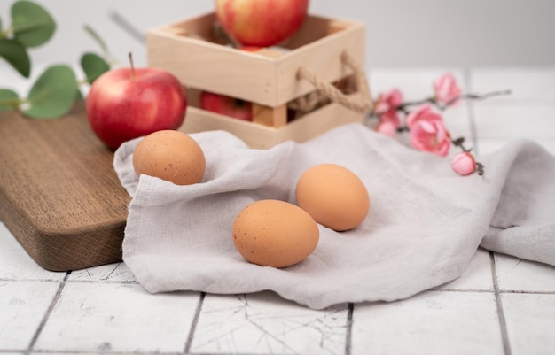 Uova di Pasqua in colori naturali Sfondo grigio testurizzati Il concetto di elegante decorazione per la Pasqua