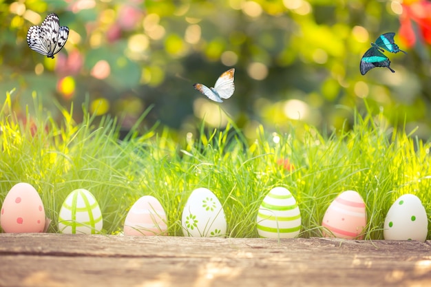 Uova di Pasqua in erba su sfondo verde sfocato. Concetto di vacanze primaverili