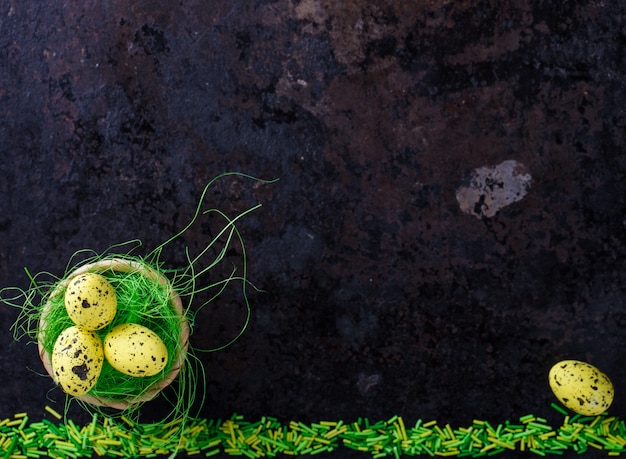 Uova di Pasqua in erba verde. Decorazione perfetta. Pasqua