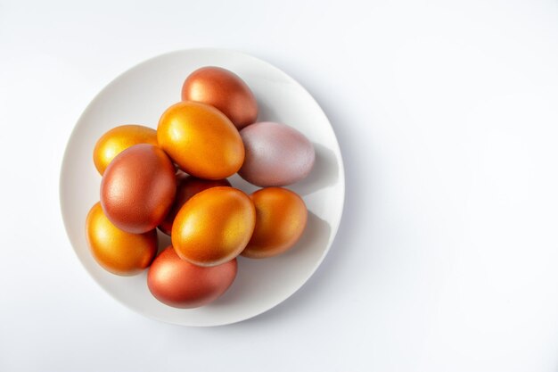 Uova di Pasqua in oro e bronzo su sfondo bianco Simbolo di festa cristiana felice