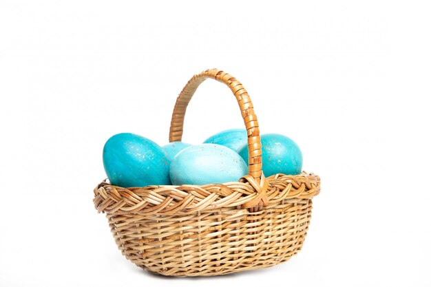Uova di Pasqua In un cestino su un bianco