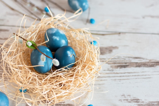 Uova di Pasqua in un moderno colore blu classico in marmo in un nido