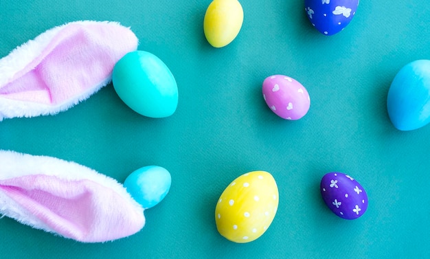 Uova di Pasqua multicolori e orecchie da coniglio