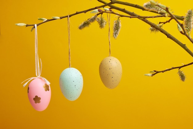 Uova di pasqua multicolori su sfondo giallo vacanze di pasqua