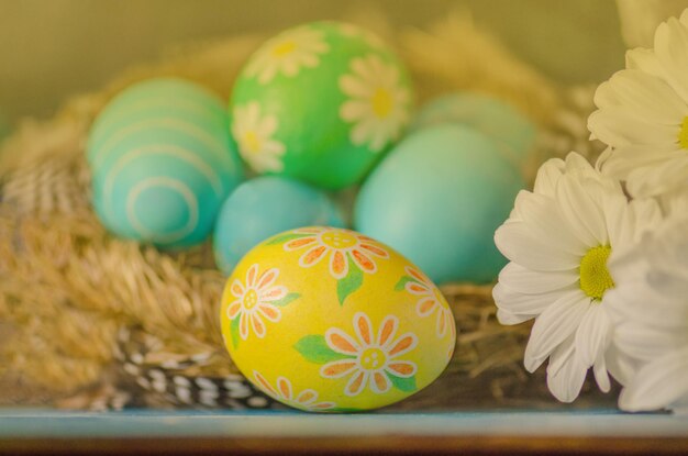 Uova di Pasqua nel nido su fondo di legno rustico