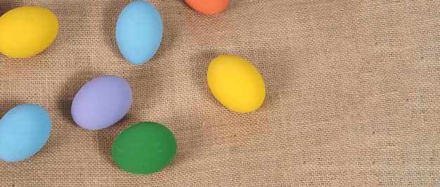 Uova di Pasqua o uovo di colore. Multicolore di uova di Pasqua su sfondo in studio con primo piano che includono molti colori come giallo, verde, blu, viola, rosso sulle uova del festival di pittura artistica.