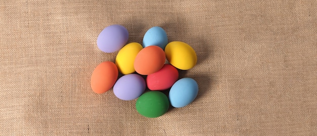 Uova di Pasqua o uovo di colore. Multicolore di uova di Pasqua su sfondo in studio con primo piano che includono molti colori come giallo, verde, blu, viola, rosso sulle uova del festival di pittura artistica.