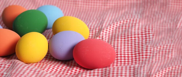 Uova di Pasqua o uovo di colore. Multicolore di uova di Pasqua su sfondo in studio con primo piano che includono molti colori come giallo, verde, blu, viola, rosso sulle uova del festival di pittura artistica.