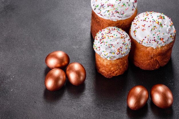 Uova di Pasqua Oro e bronzo e torta di Pasqua. Preparazione per le vacanze