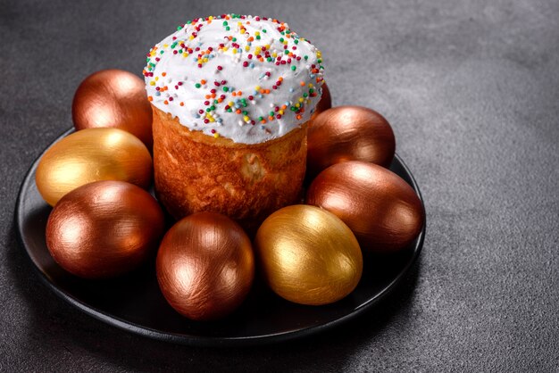 Uova di Pasqua Oro e bronzo e torta di Pasqua. Preparazione per le vacanze