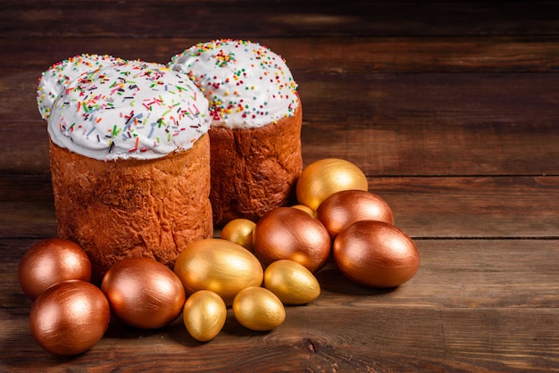 Uova di Pasqua Oro e bronzo e torta di Pasqua. Preparazione per le vacanze