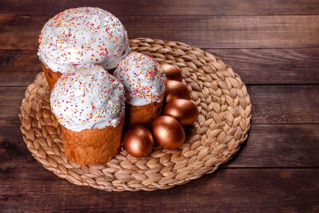 Uova di Pasqua Oro e bronzo e torta di Pasqua.