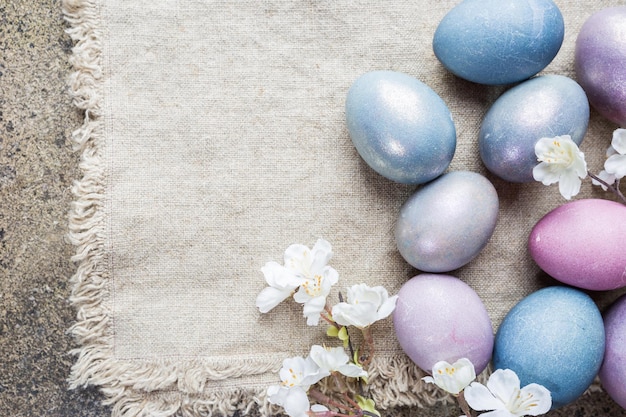 Uova di Pasqua pastello colorate su sfondo di pietra con spazio per la vista dall'alto del testo