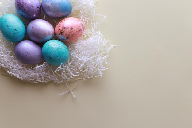 Uova di Pasqua piatte in un nido vista dall'alto