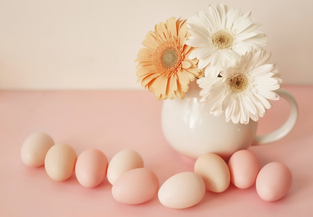 Uova di Pasqua rosa con fiori. Buona Pasqua.