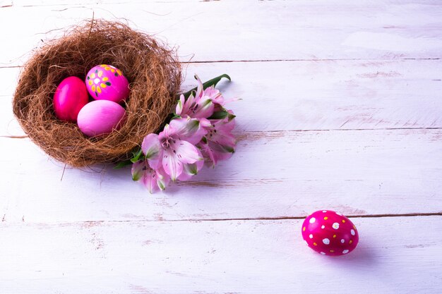 Uova di Pasqua rosa in un nido