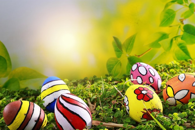 Uova di Pasqua su erba verde con sfondo bokeh Buon concetto di Pasqua