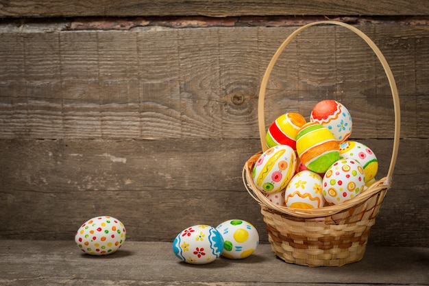 Uova di Pasqua su fondo di legno