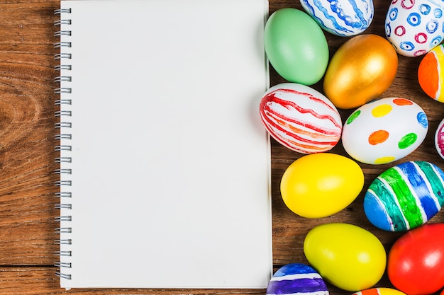Uova di Pasqua su fondo in legno