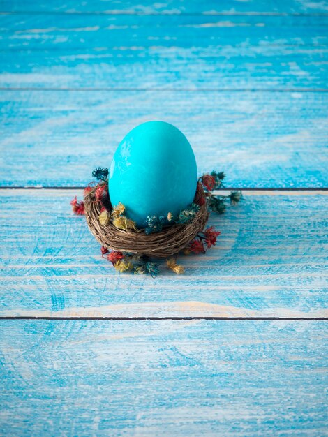Uova di Pasqua su fondo in legno