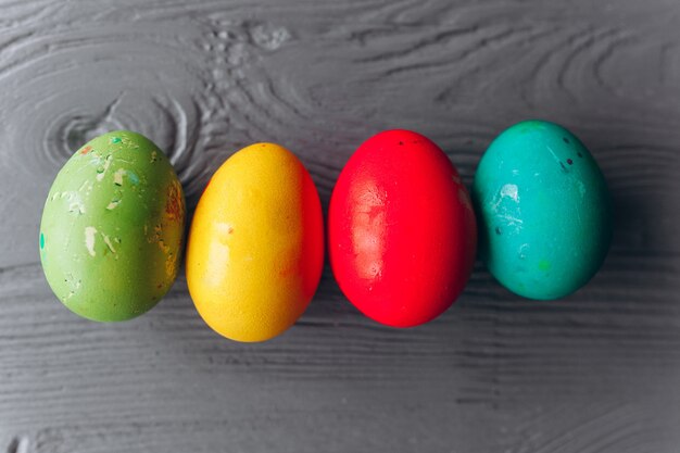 uova di Pasqua su un fondo di legno