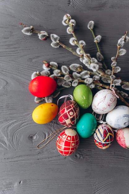 uova di Pasqua su un fondo di legno