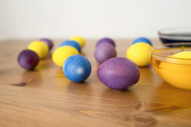 Uova di Pasqua su un tavolo di legno a bassa profondità di campo