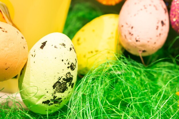 Uova di Pasqua sull'erba verde Decorazione felice di Pasqua Feste primaverili Giocattoli di Pasqua e uova dipinte