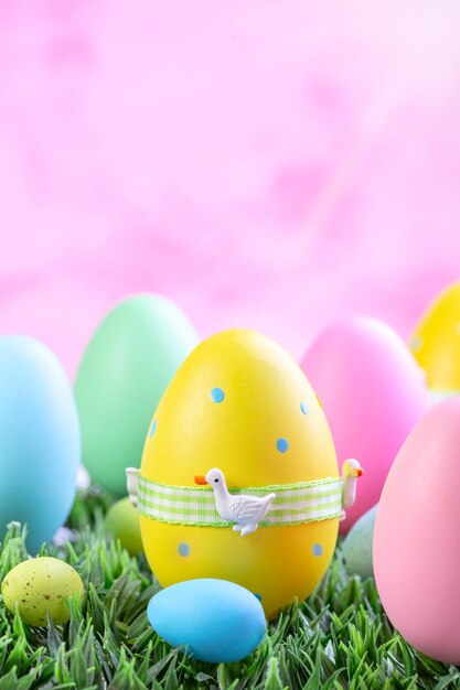 Uova di Pasqua Sull'erba verde