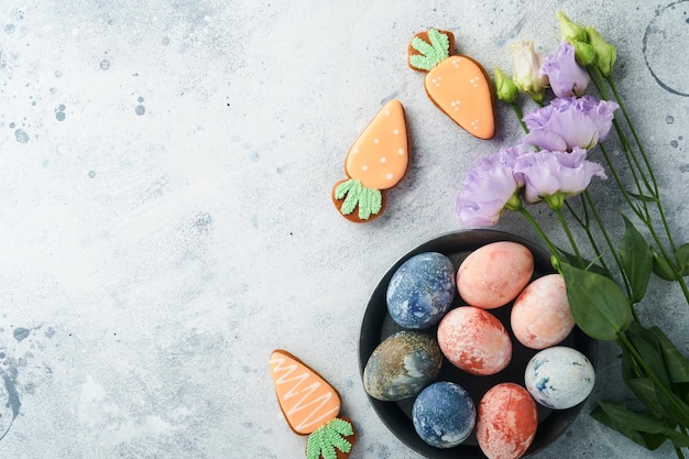 Uova di Pasqua Uova di Pasqua colorate con effetto pietra di marmo ref e colore blu in stile rustico su sfondo di pietra grigio chiaro Sfondo di Pasqua Vista dall'alto