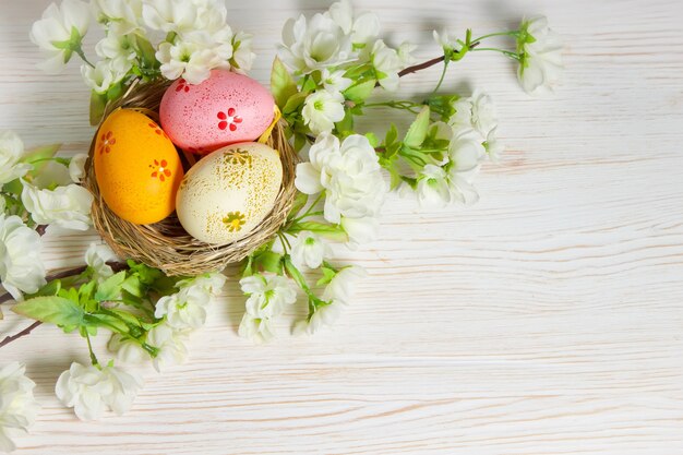 Uova di Pasqua variopinte nel nido e nel ramo della paglia
