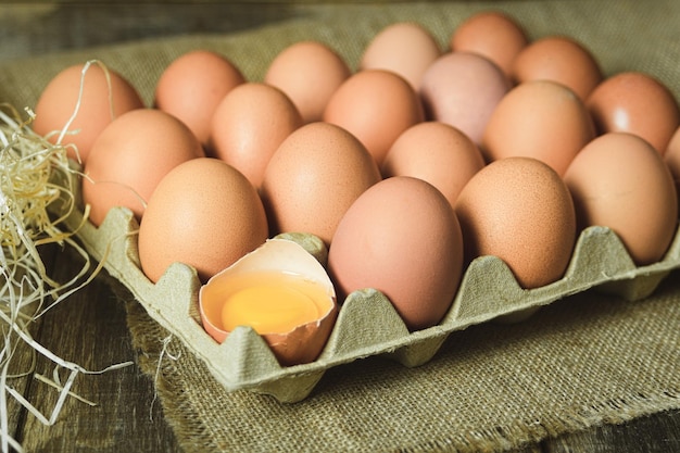 Uova di pollo appena raccolte su uno sfondo rustico