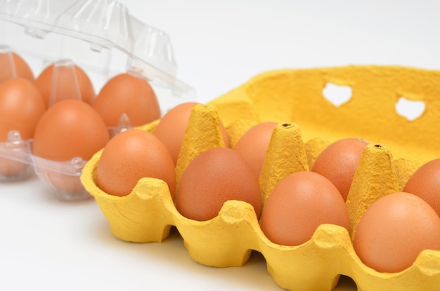 uova di pollo crude in imballaggio da vicino