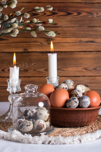 Uova di quaglia di Pasqua rustiche in una ciotola di ceramica sul tavolo La luminosa festa di Pasqua