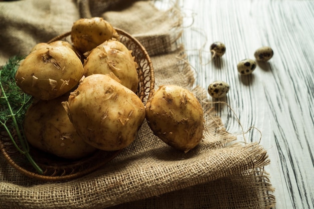 Uova di quaglia di patate su un tavolo bianco 2