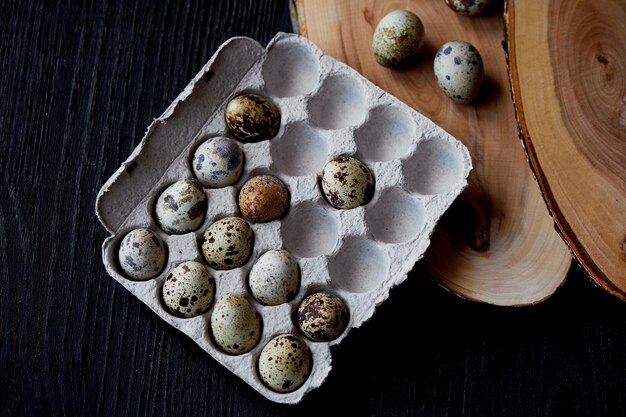 Uova di quaglia fotografate in un semplice stile rustico Cibi semplici ricchi di proteine