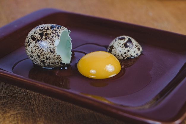 Uova di quaglia in lamiera Sul vecchio tavolo di legno sfondo.