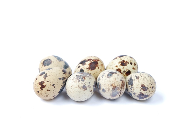 Uova di quaglia isolate su sfondo bianco