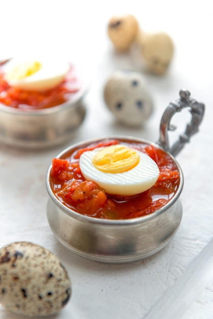 Uova di quaglia sode con salsa di pomodoro