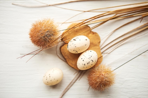 uova di quaglia su sfondo di legno concetto di Pasqua