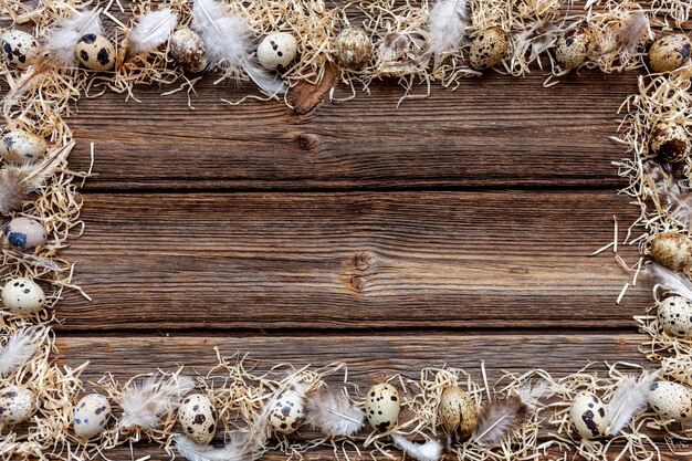 Uova di quaglie su superficie di legno rustica