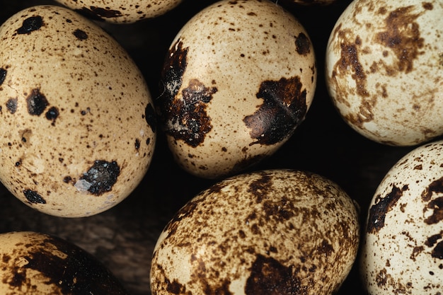 Uova di quaglie su un tavolo di legno