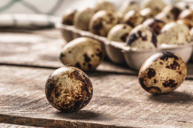 Uova di quaglie su un tavolo di legno