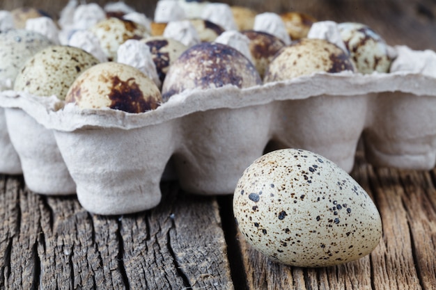 Uova di quaglie su vecchia superficie di legno marrone