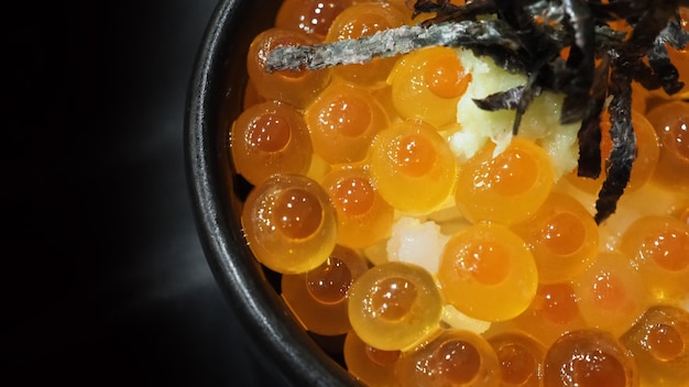 uova di salmone ikura uova di salmone ikura servite con riso e top con alghe giapponesi ikura don molto famoso